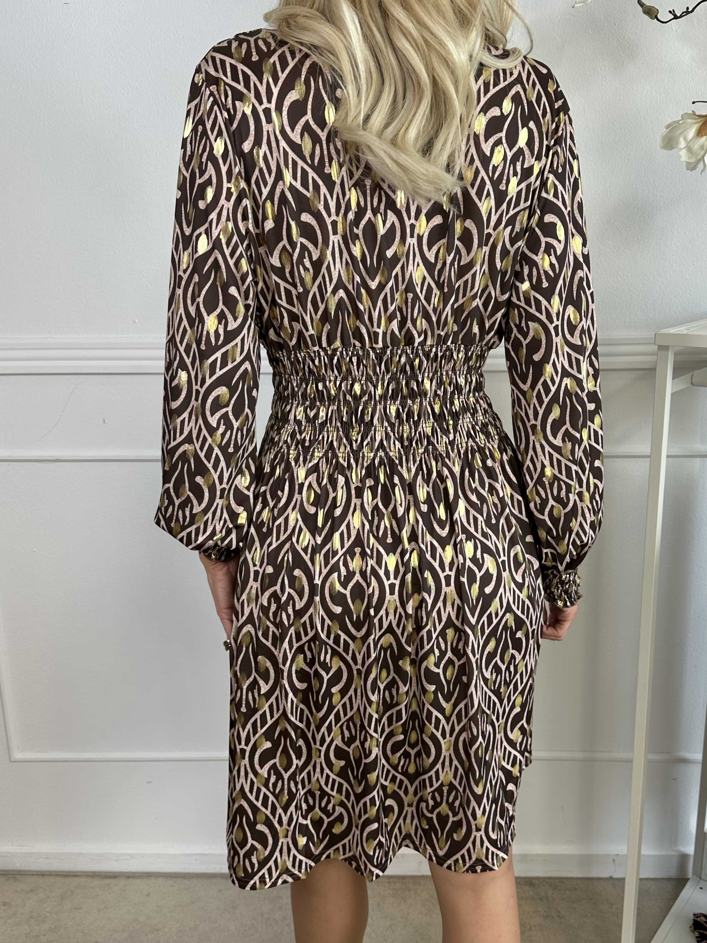 Pams Boho Short L/S - Elastisk mønstret kjole i krølfrit stof